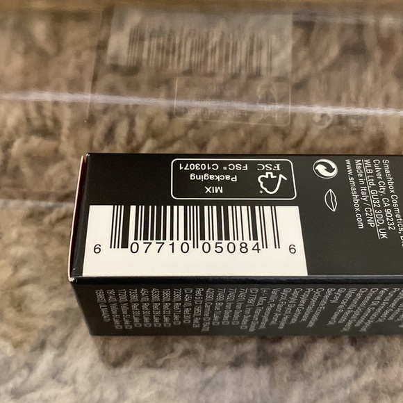 Smashbox Always On Liquid "𝓢𝓣𝓔𝓟𝓟𝓘𝓝𝓖 𝓞𝓤𝓣" - Picture 4 of 4